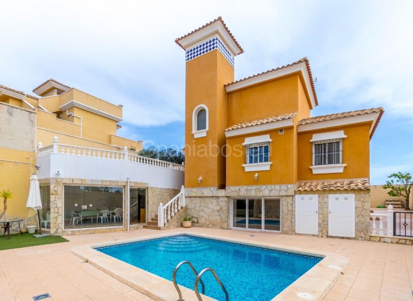 Bruktbolig - Villa -
Orihuela Costa
