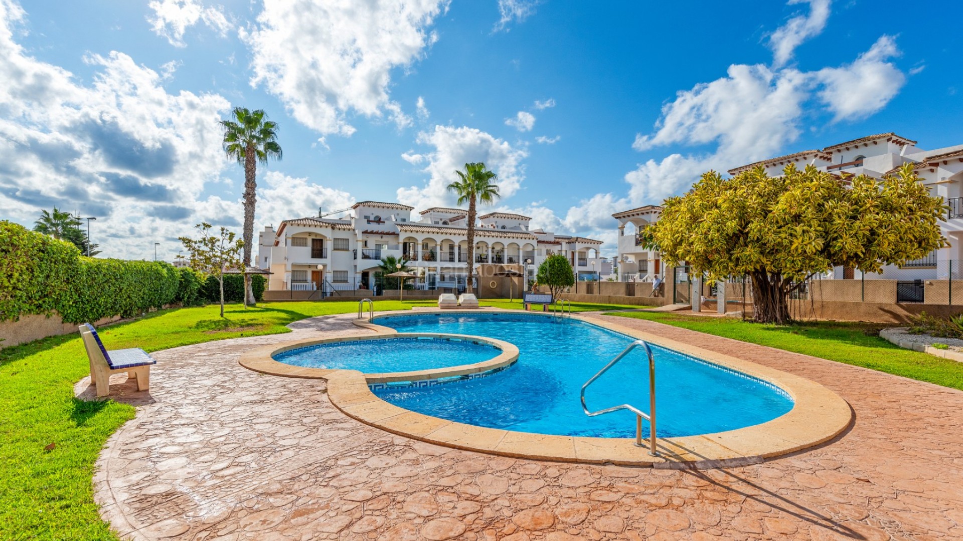 Resale - Apartment -
Punta Prima