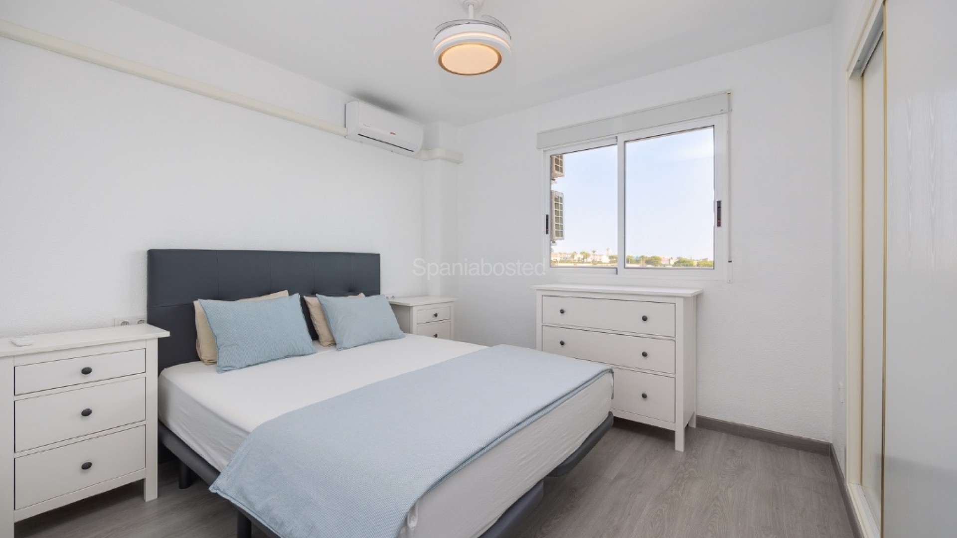 Resale - Apartment -
Punta Prima