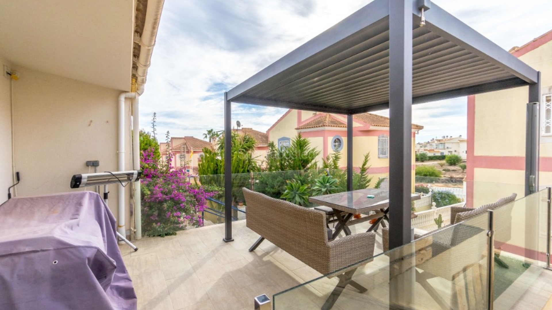 Resale - Townhouse -
Los Balcones