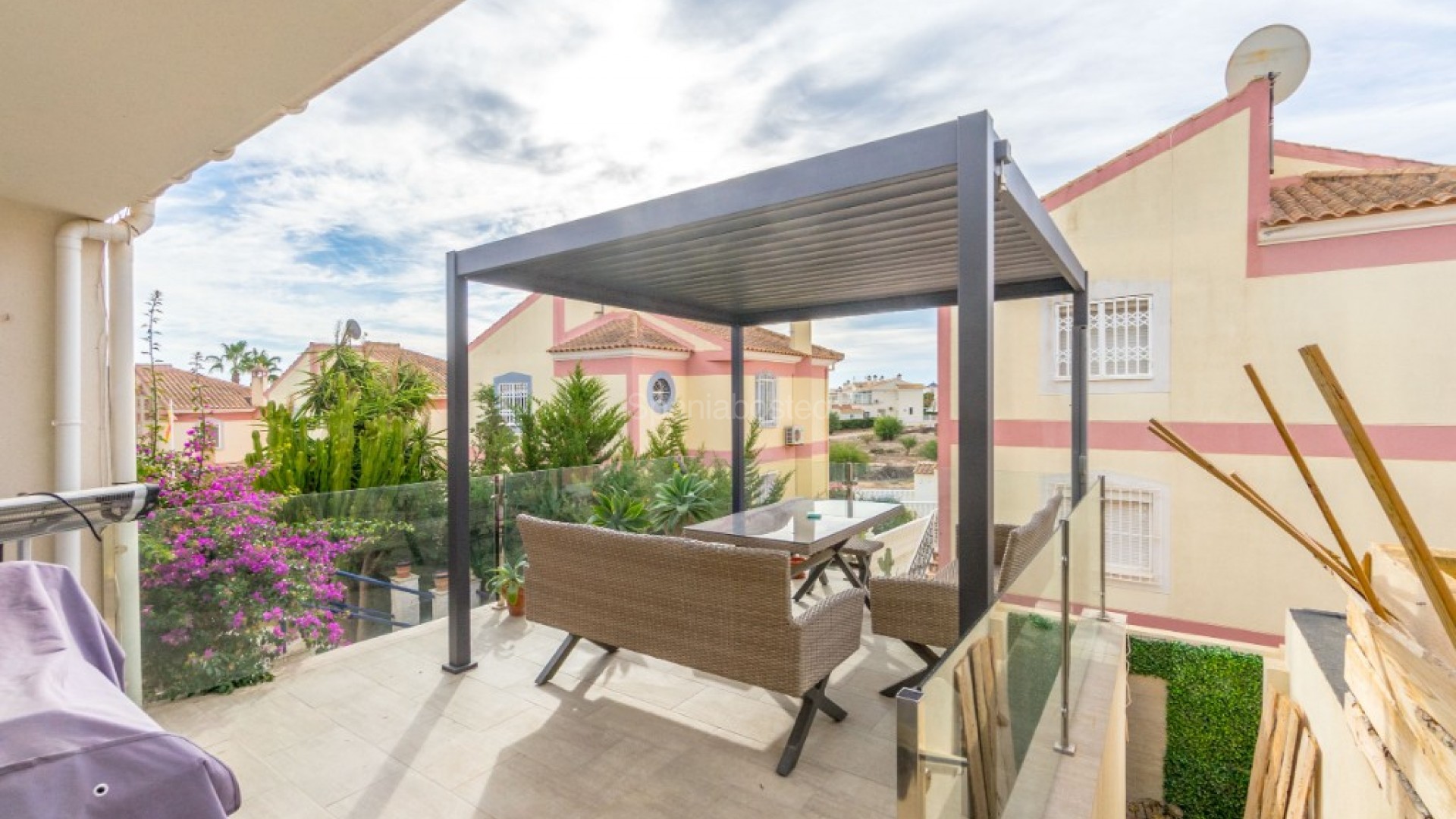 Resale - Townhouse -
Los Balcones