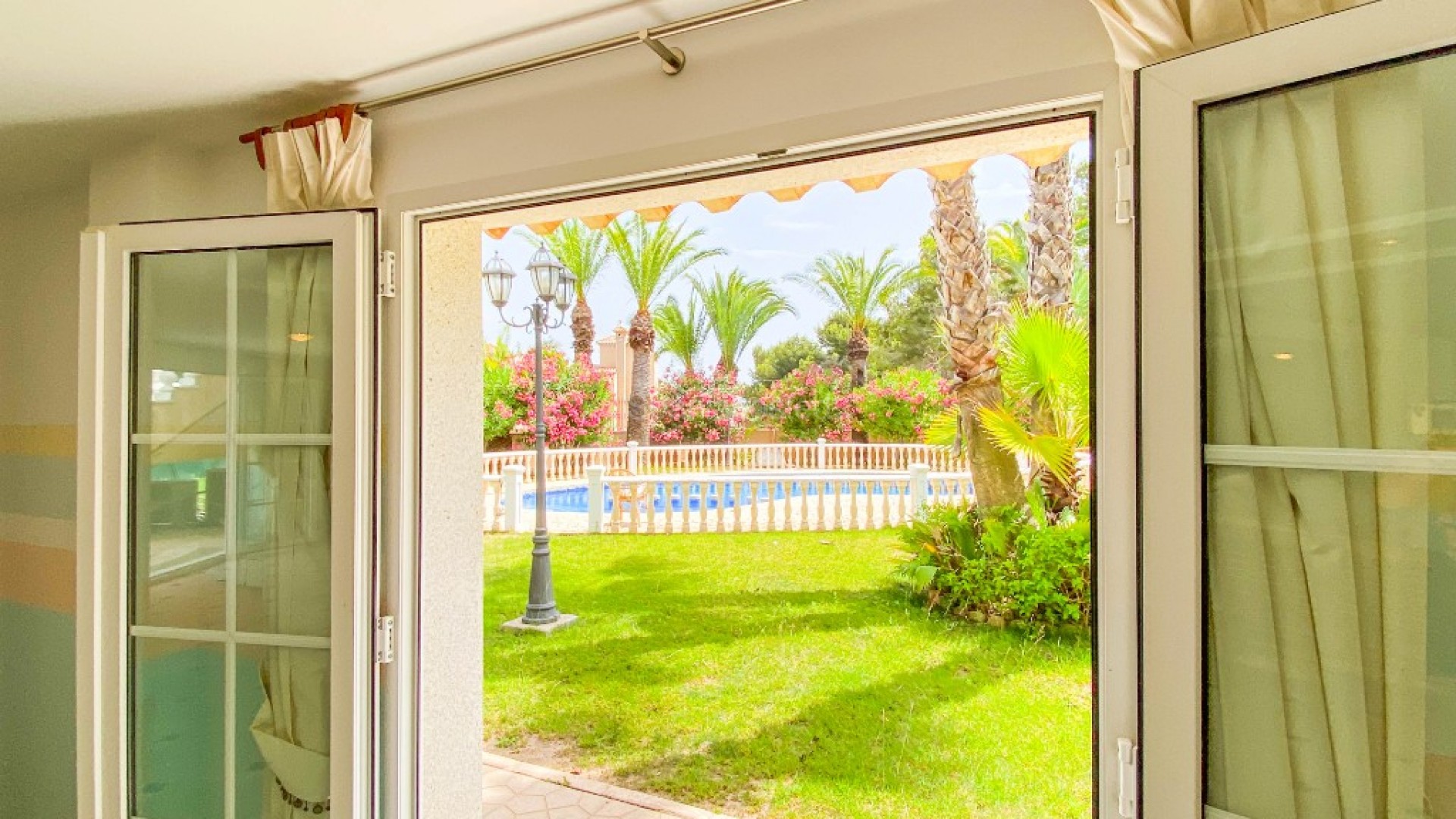 Resale - Villa -
Alicante - Villamartin