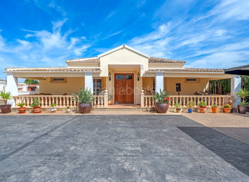 Resale - Villa -
Almoradí