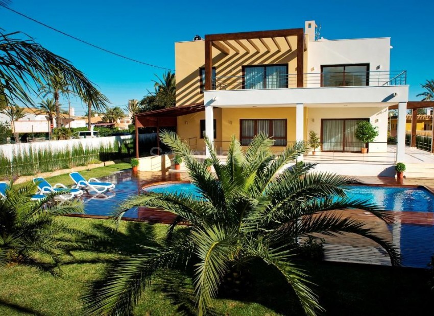 Resale - Villa -
Cabo Roig