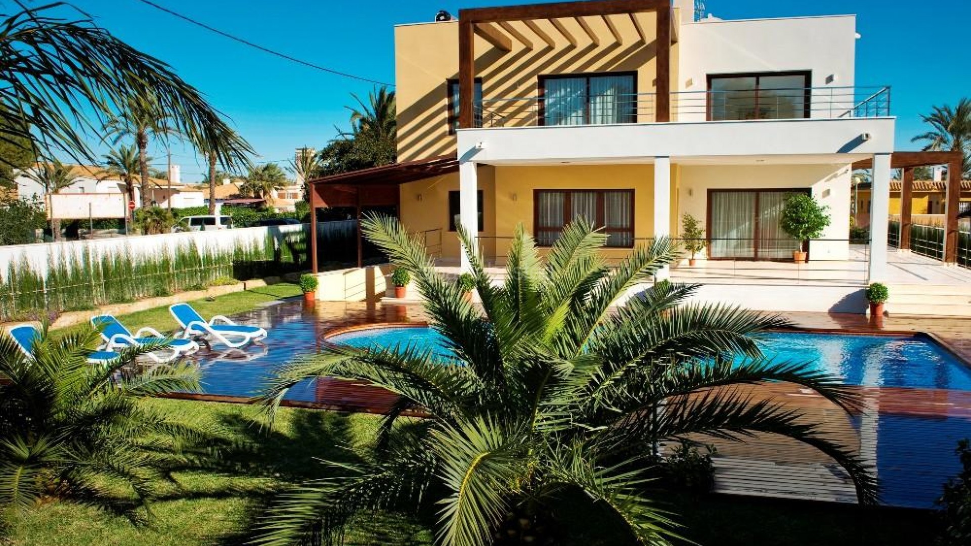 Resale - Villa -
Cabo Roig