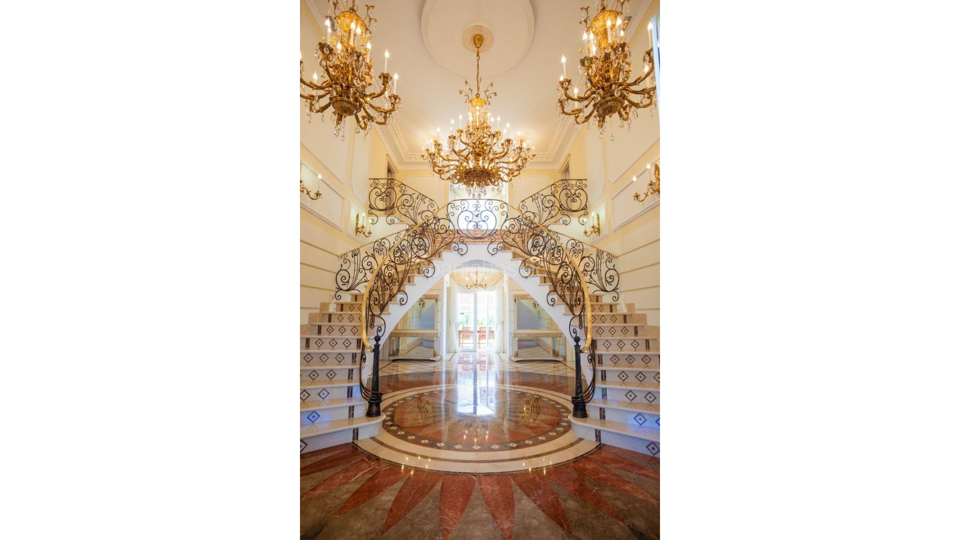 Resale - Villa -
Cabo Roig