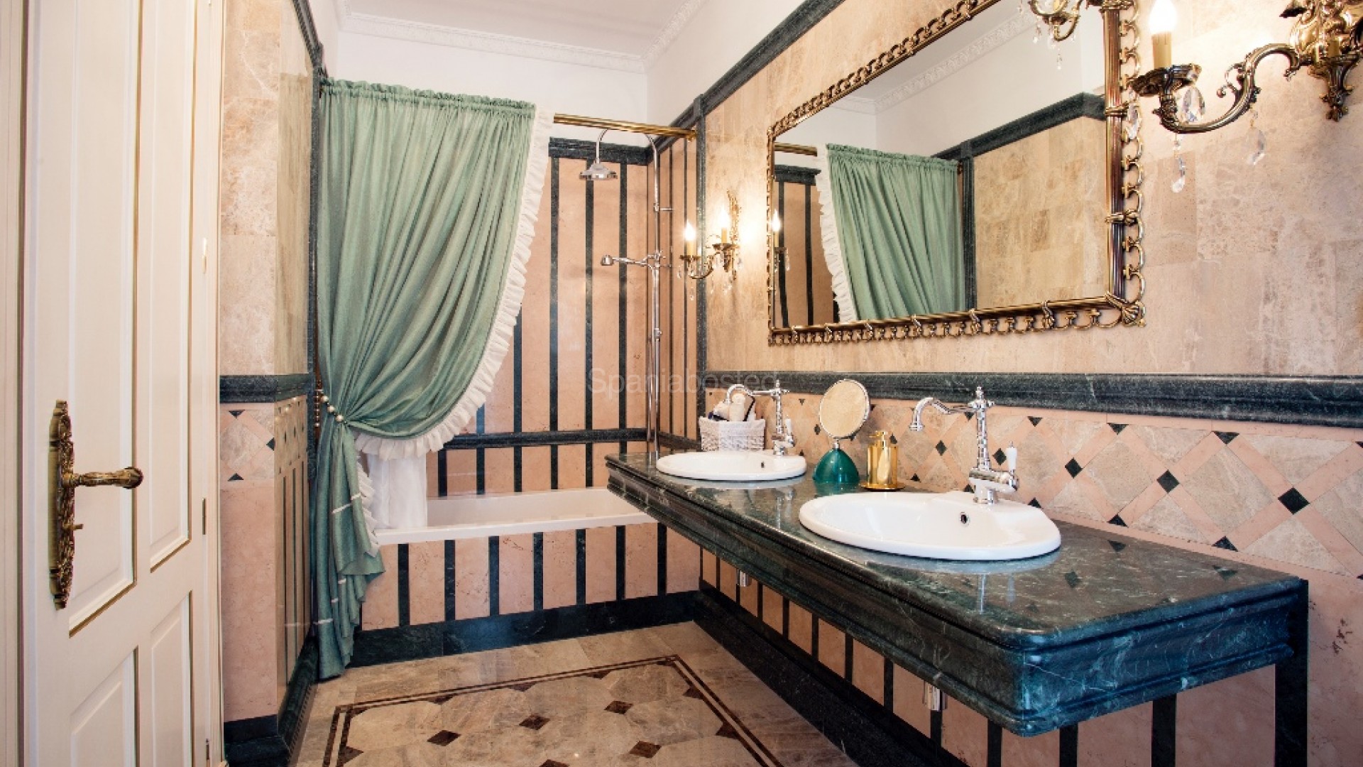 Resale - Villa -
Cabo Roig