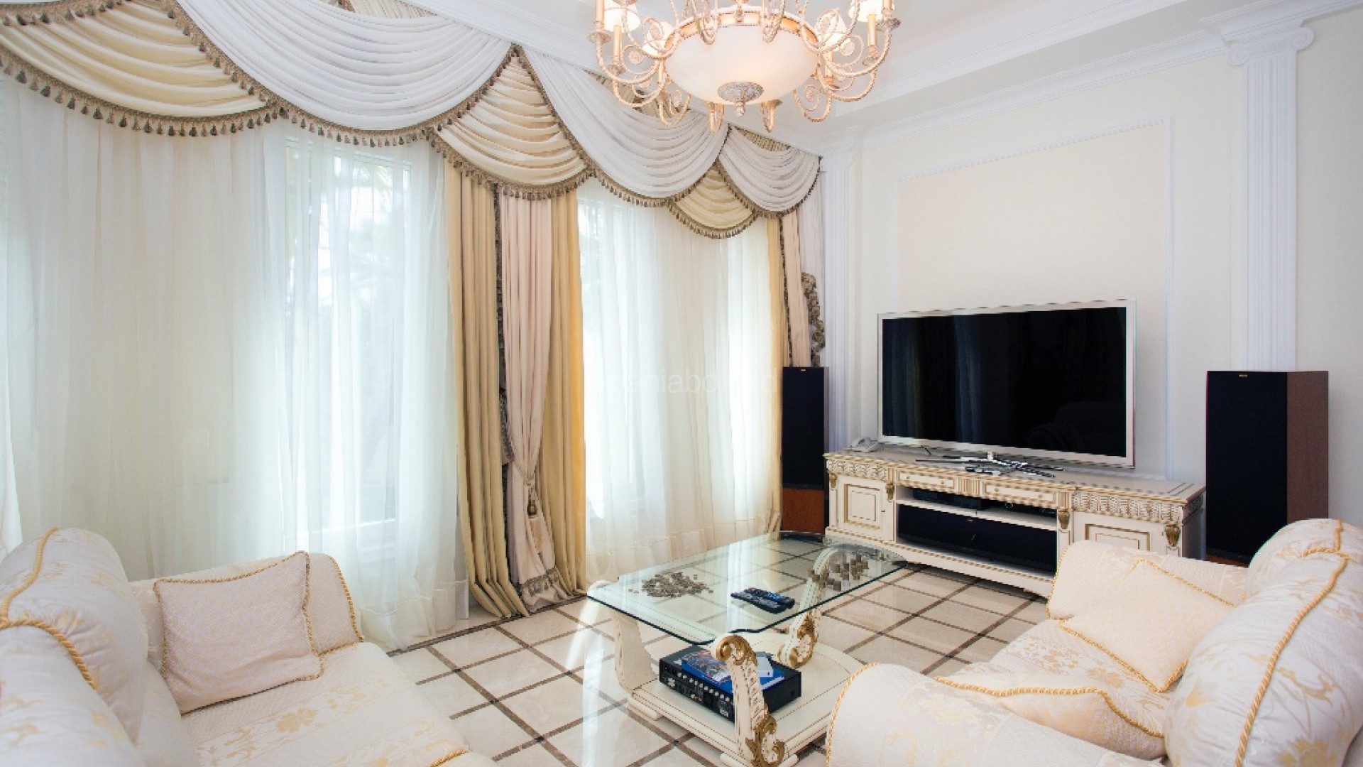 Resale - Villa -
Cabo Roig