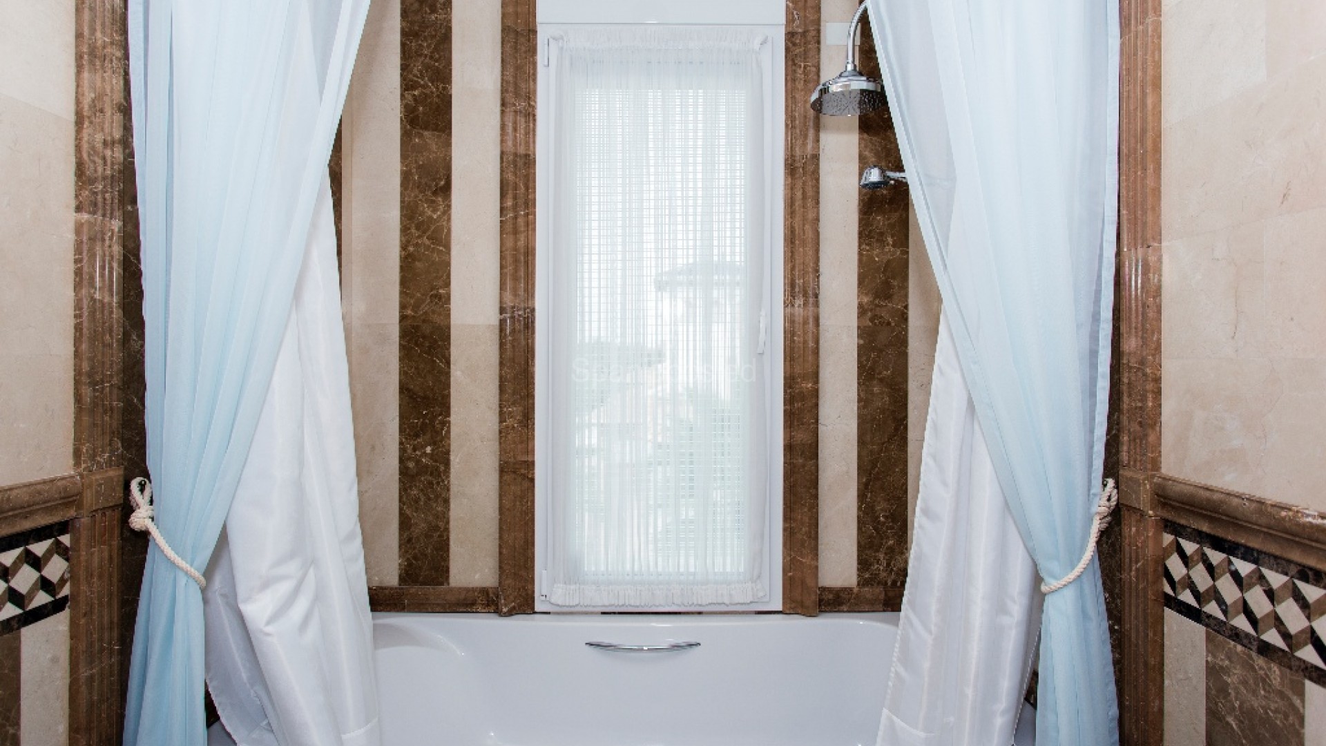 Resale - Villa -
Cabo Roig