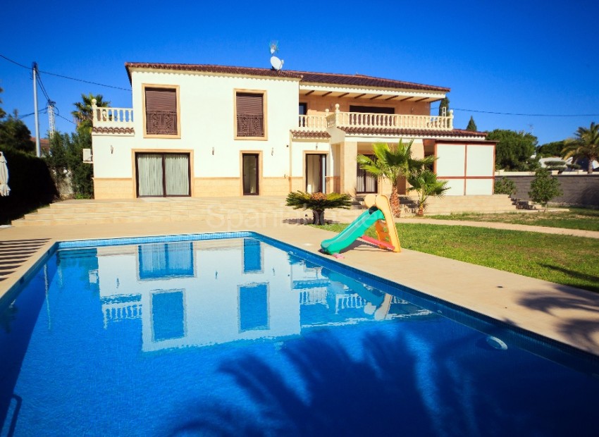 Resale - Villa -
Cabo Roig
