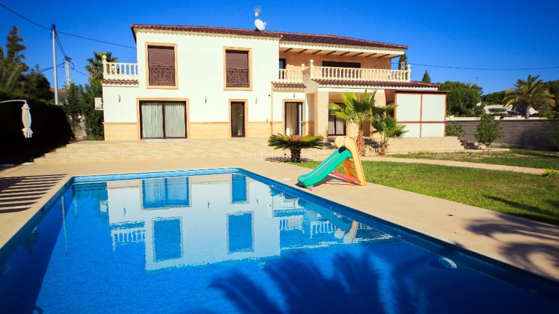 Resale - Villa -
Cabo Roig