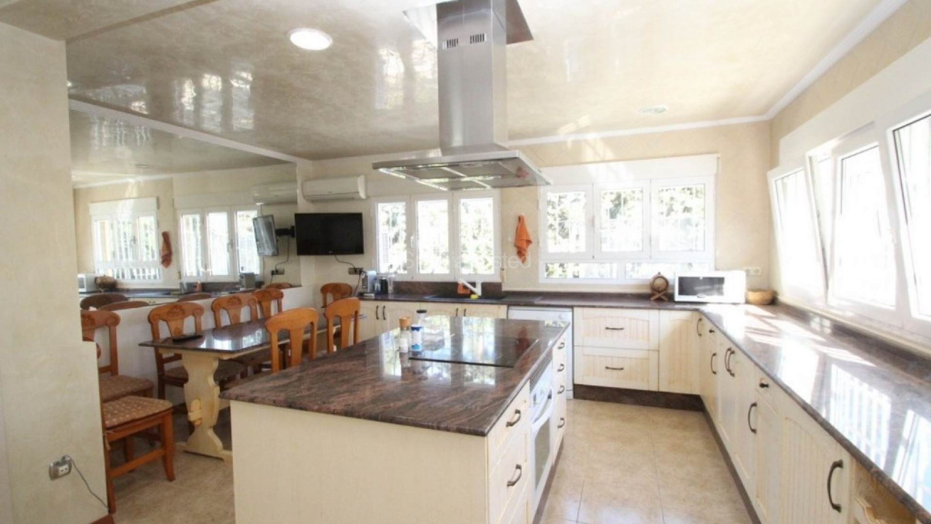 Resale - Villa -
Cabo Roig