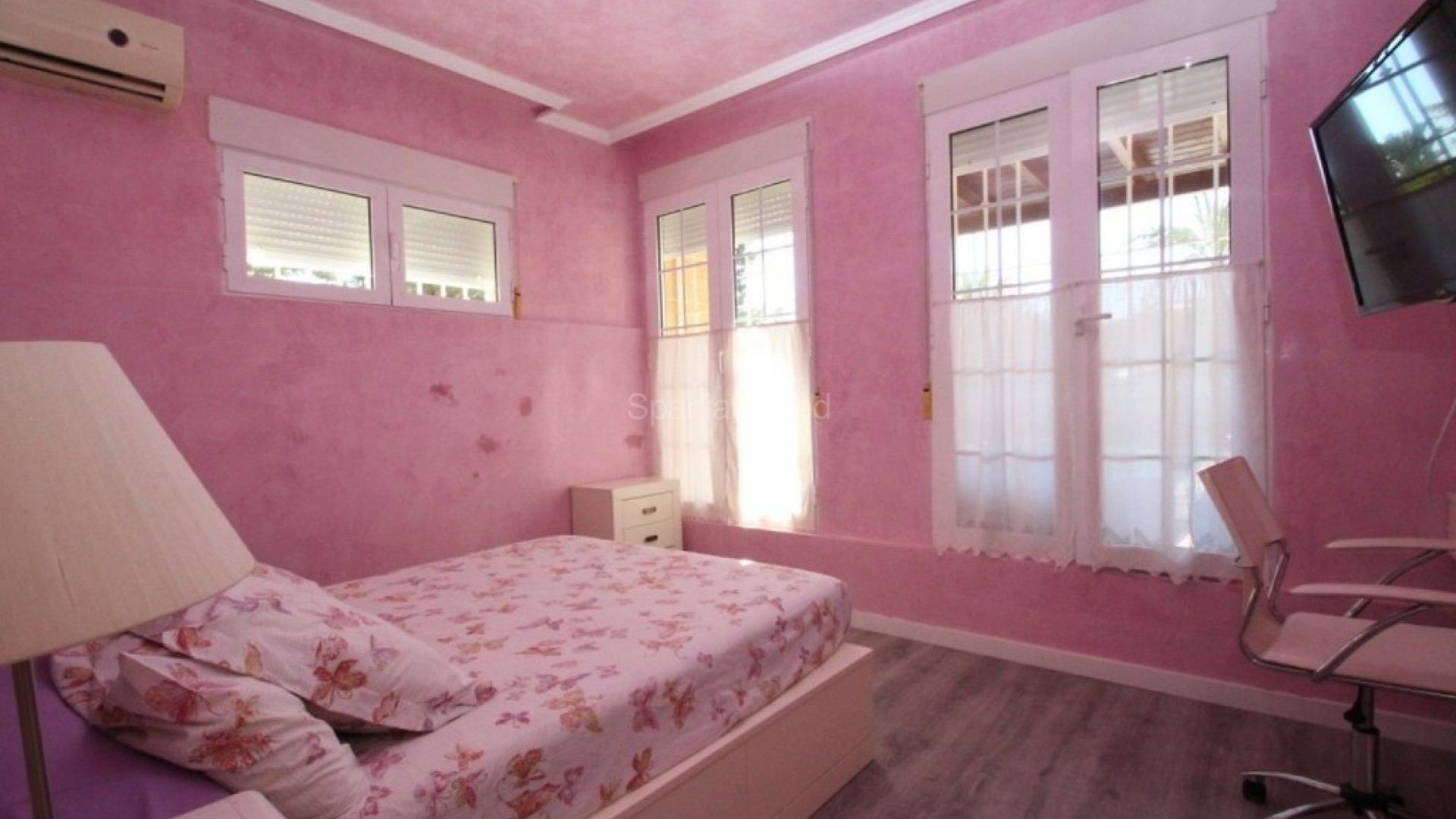 Resale - Villa -
Cabo Roig