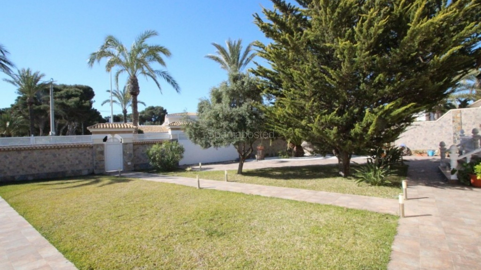 Resale - Villa -
Cabo Roig