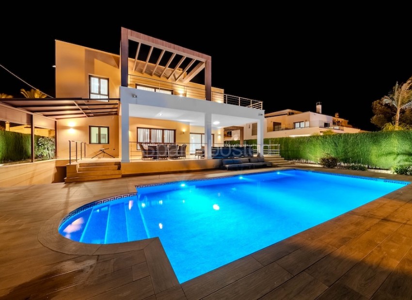 Resale - Villa -
Cabo Roig