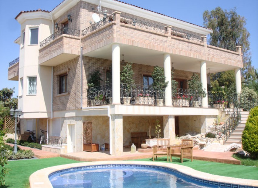 Resale - Villa -
Ciudad Quesada