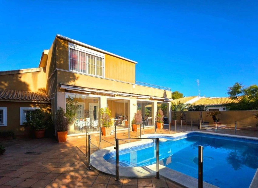 Resale - Villa -
Dehesa de campoamor - Campoamor