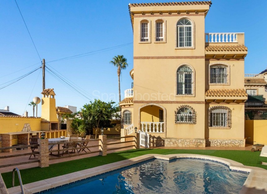 Resale - Villa -
La Florida