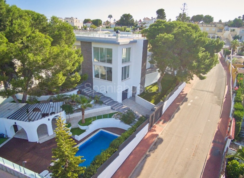 Resale - Villa -
Los Balcones