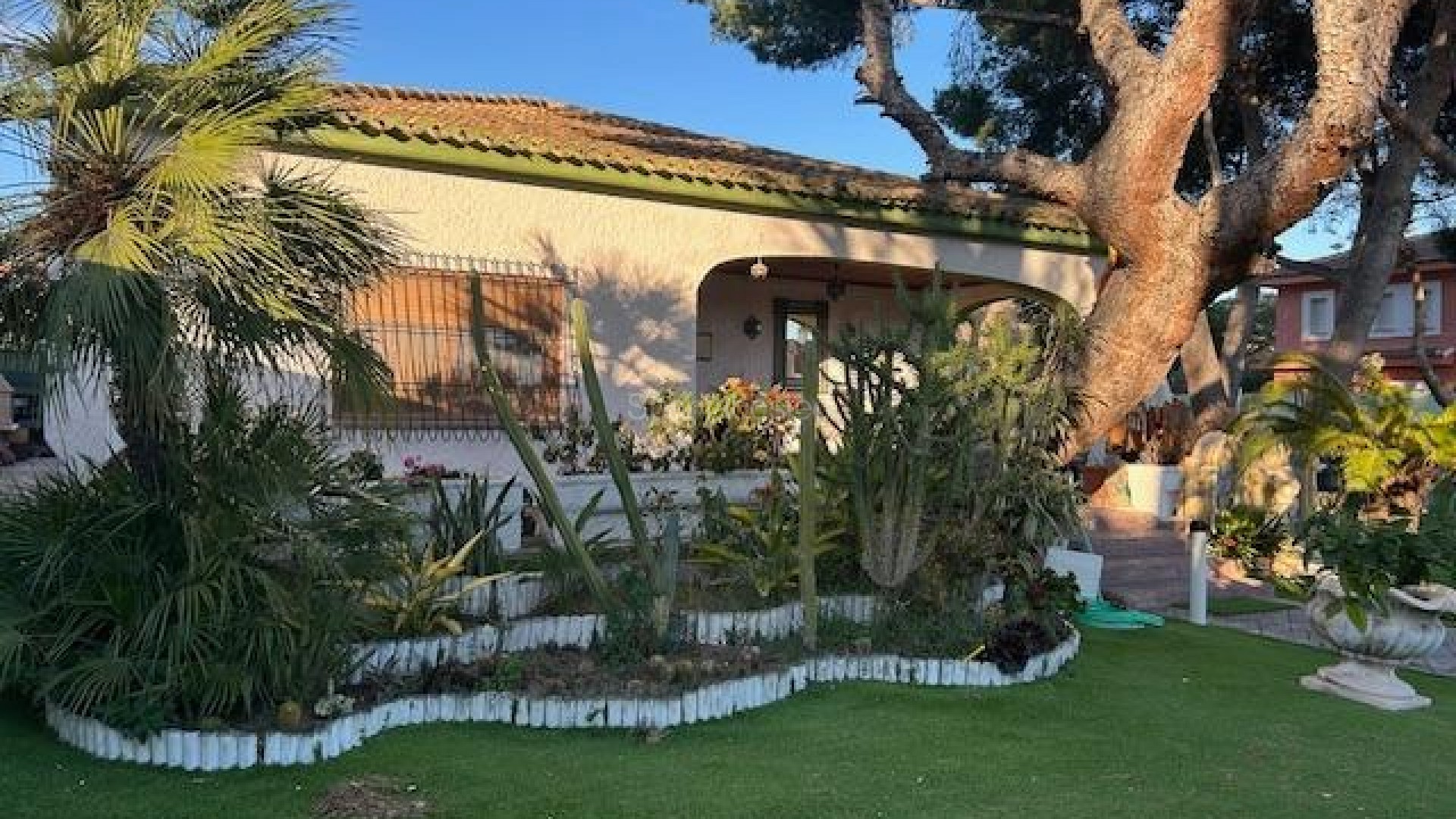Resale - Villa -
Orihuela Costa - Altos de Campoamor