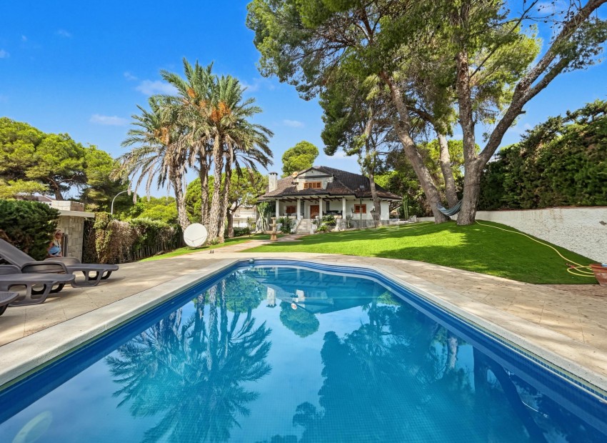 Resale - Villa -
Orihuela Costa - Campoamor