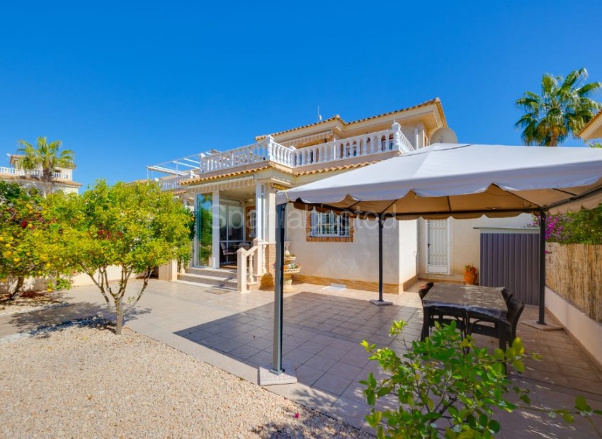 Resale - Villa -
Orihuela Costa - La Zenia