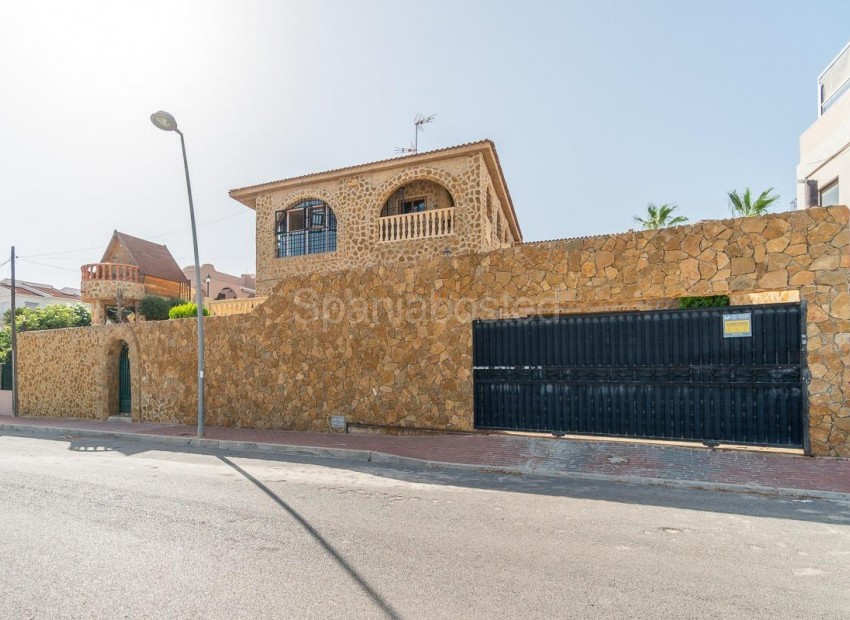 Resale - Villa -
Orihuela Costa - Los Altos