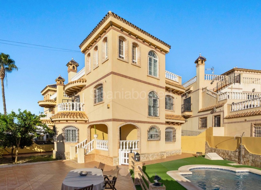 Resale - Villa -
Orihuela Costa - Playa Flamenca