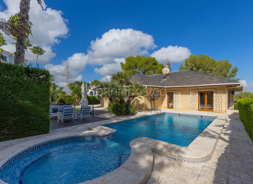 Resale - Villa -
Orihuela Costa - Villamartin