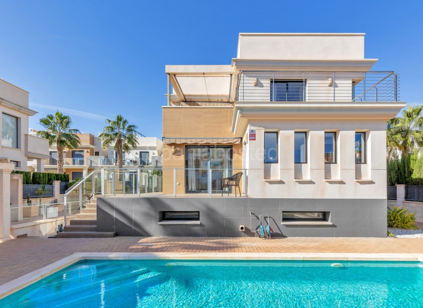 Resale - Villa -
Orihuela Costa