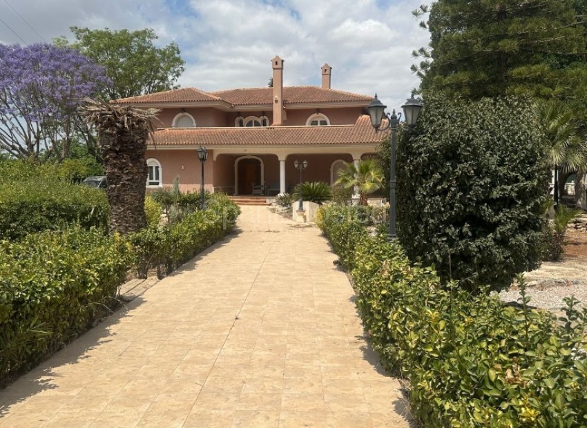 Resale - Villa -
Orihuela