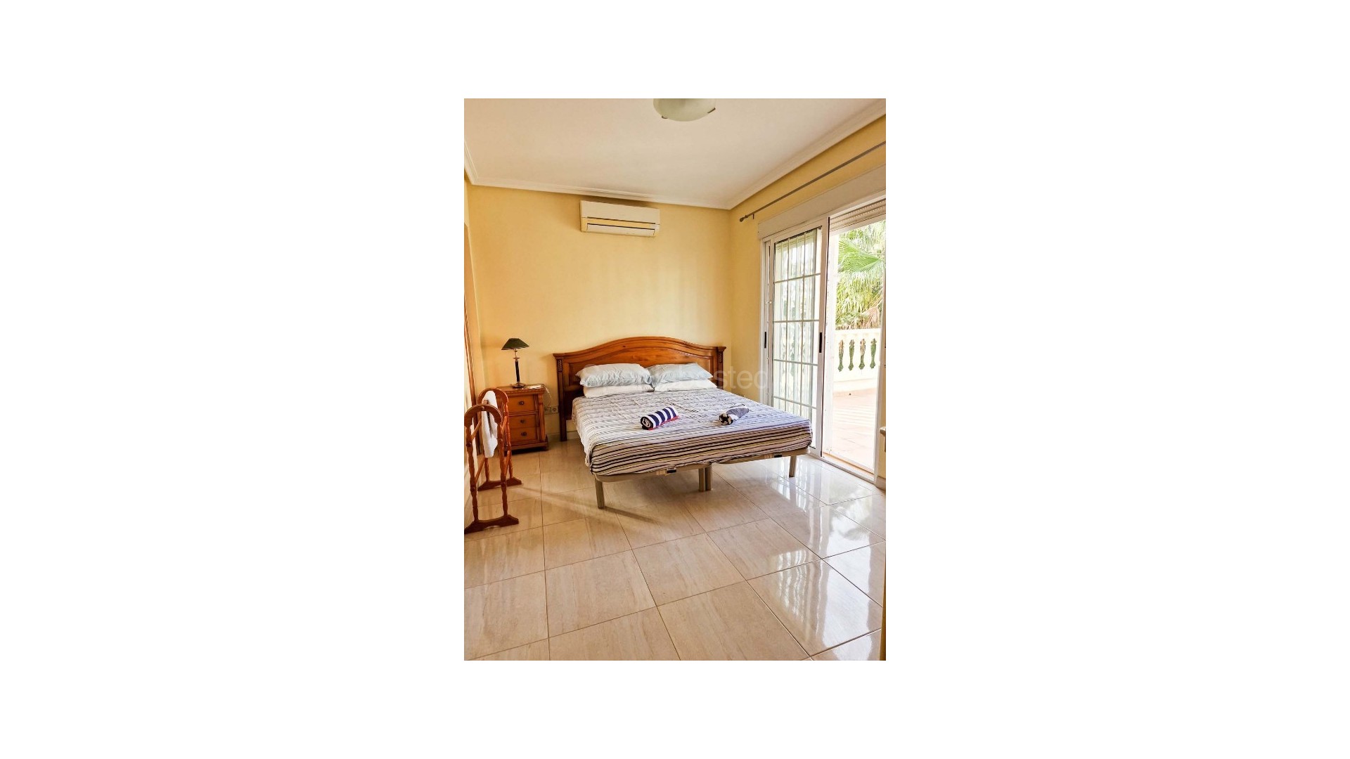 Resale - Villa -
Playa Flamenca