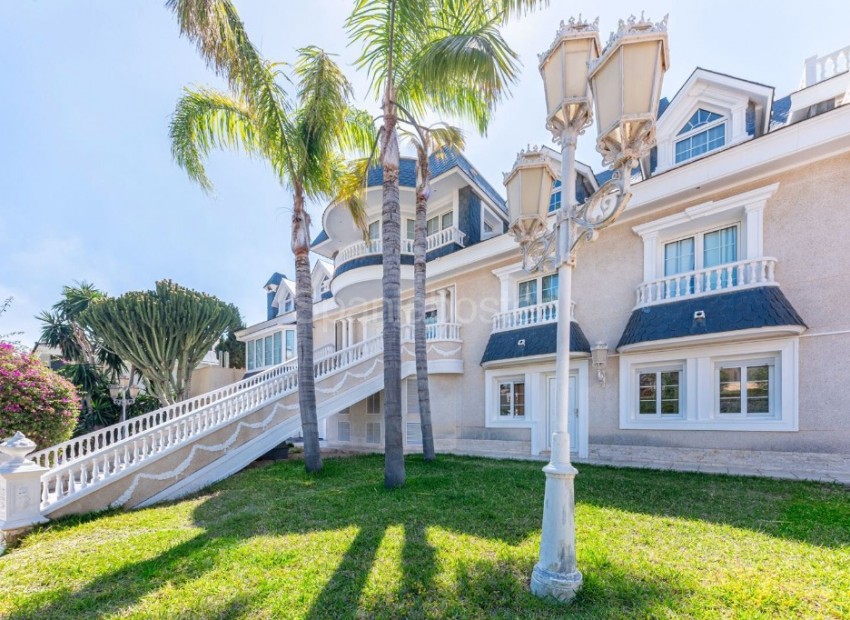 Resale - Villa -
Playa San Juan