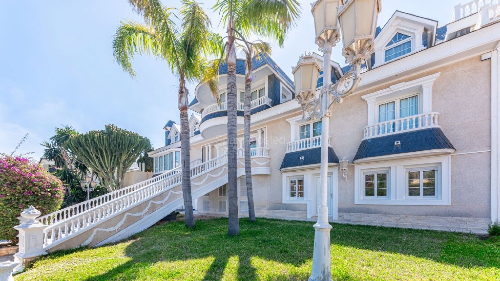 Resale - Villa -
Playa San Juan