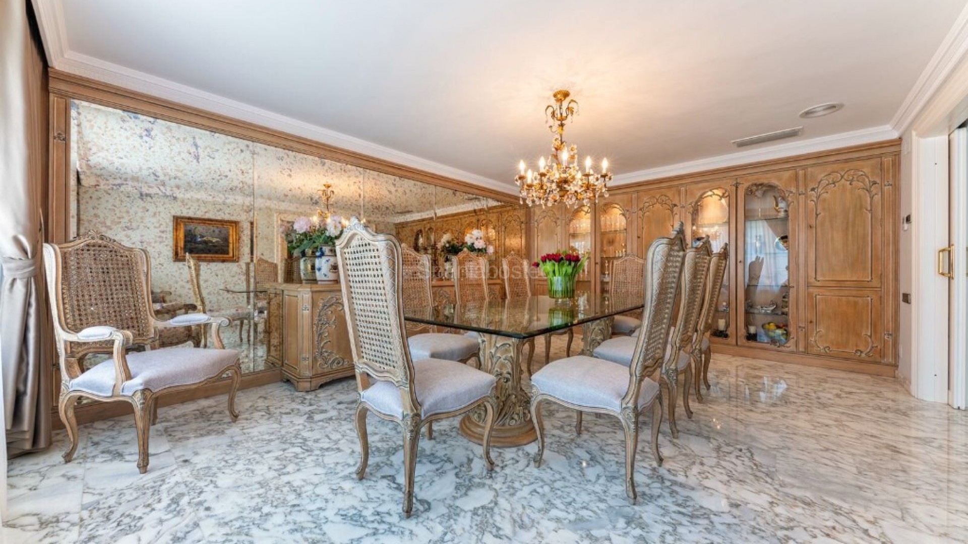 Resale - Villa -
Playa San Juan