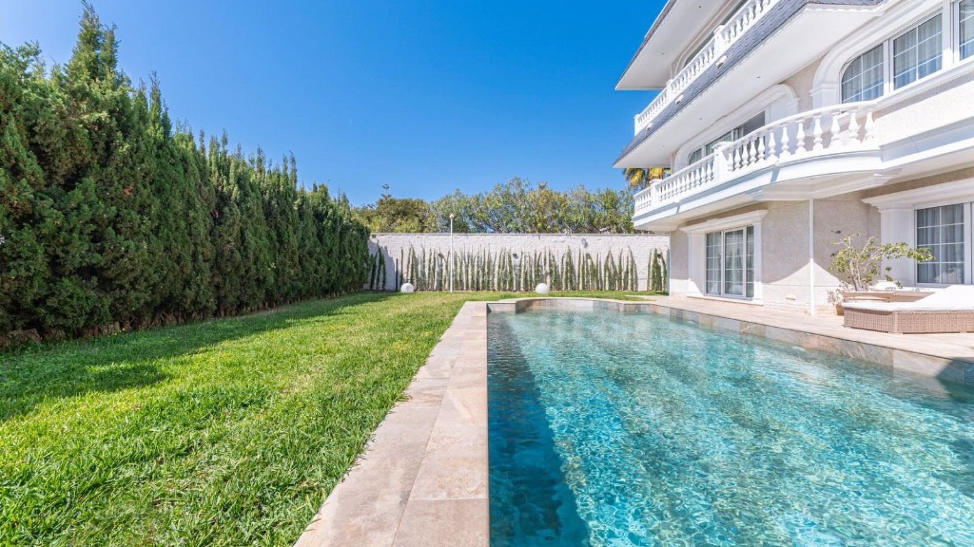 Resale - Villa -
Playa San Juan