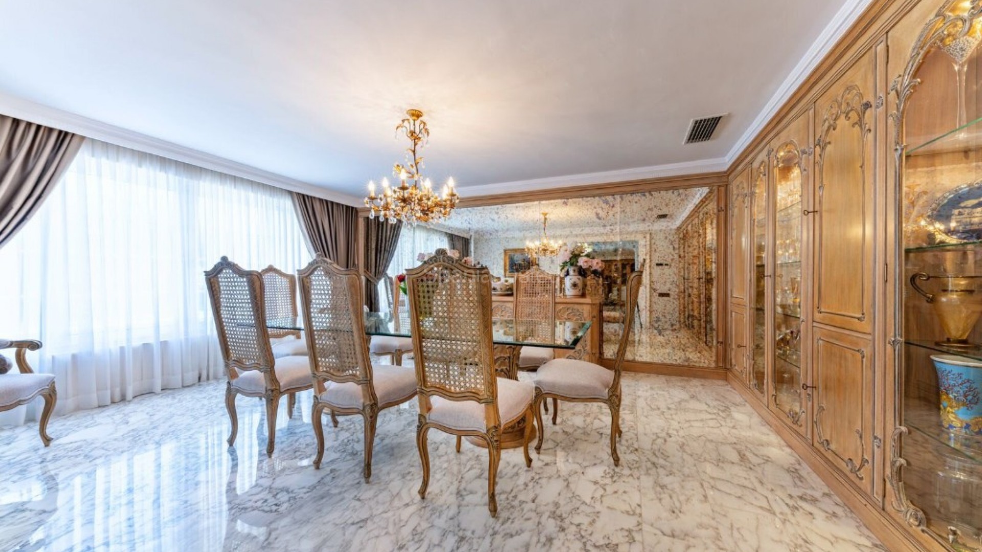 Resale - Villa -
Playa San Juan