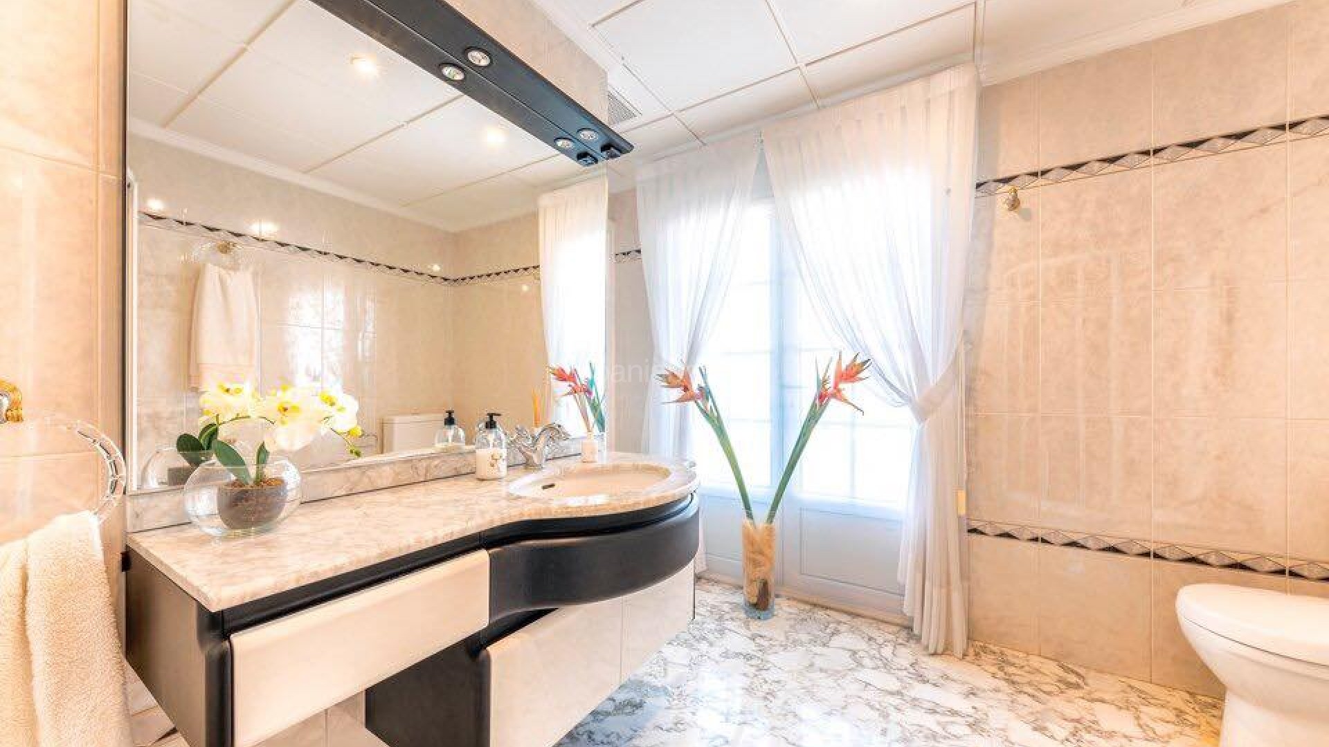 Resale - Villa -
Playa San Juan