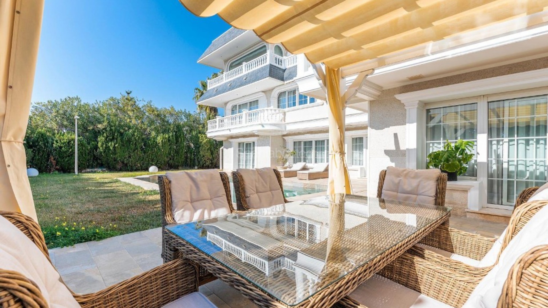 Resale - Villa -
Playa San Juan