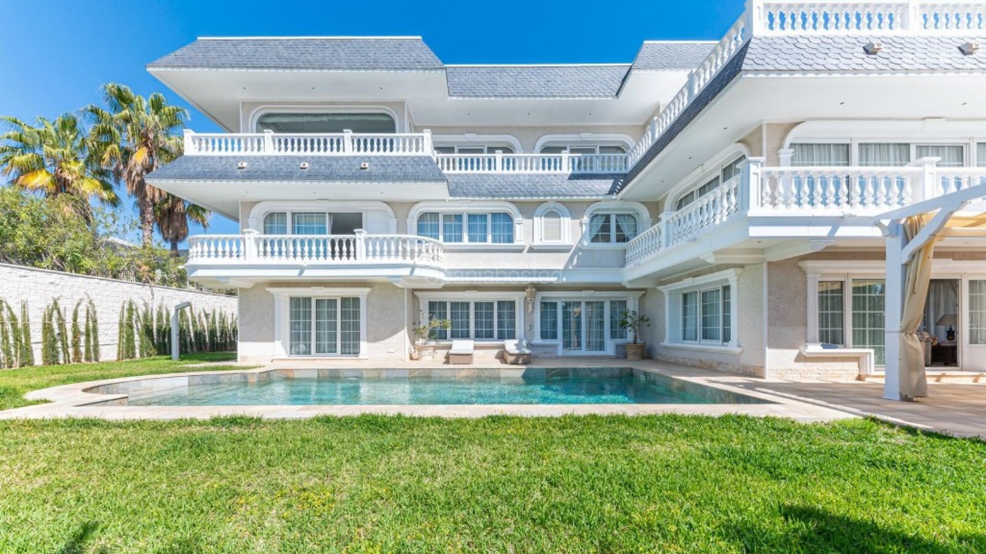 Resale - Villa -
Playa San Juan