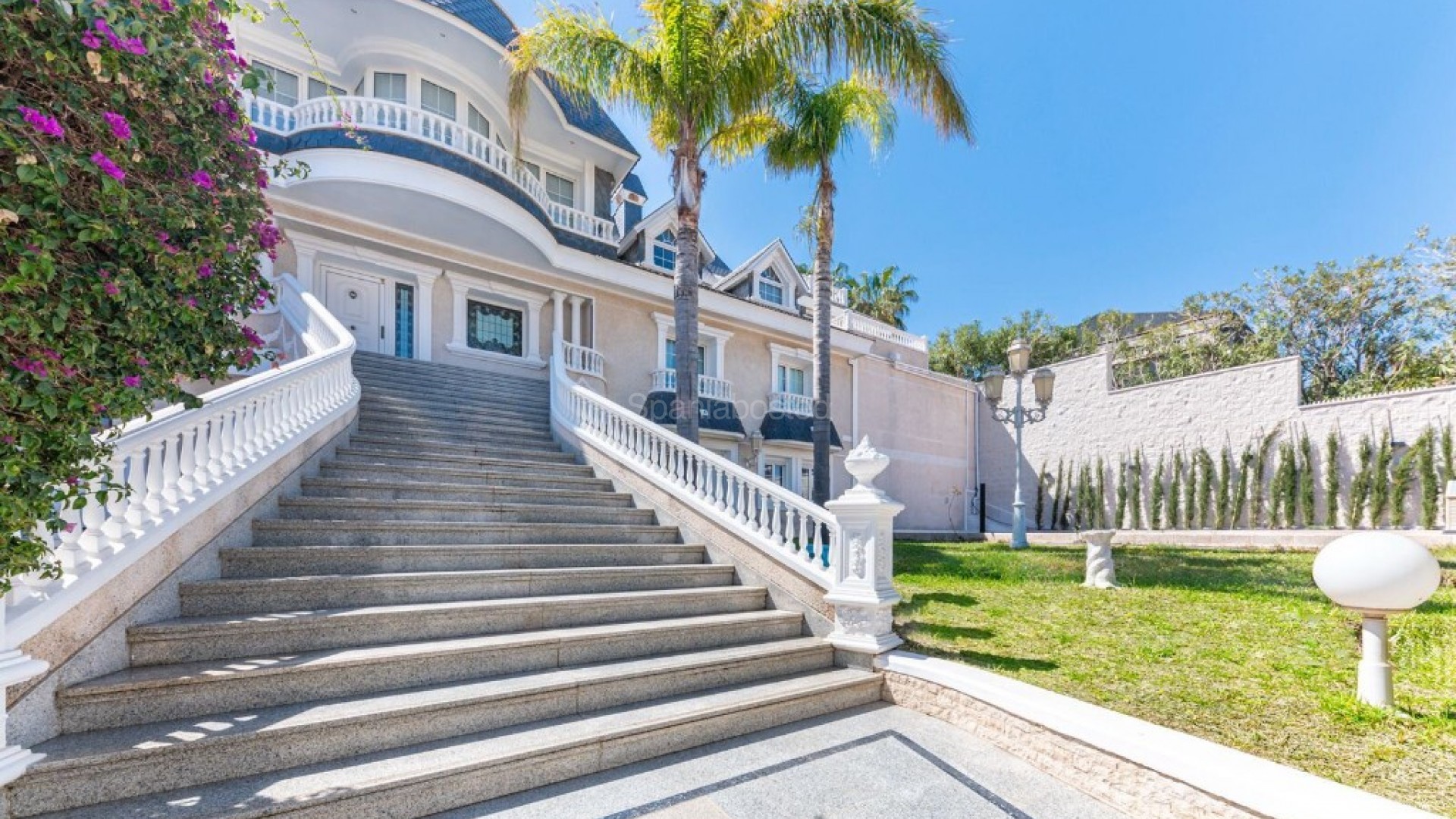 Resale - Villa -
Playa San Juan