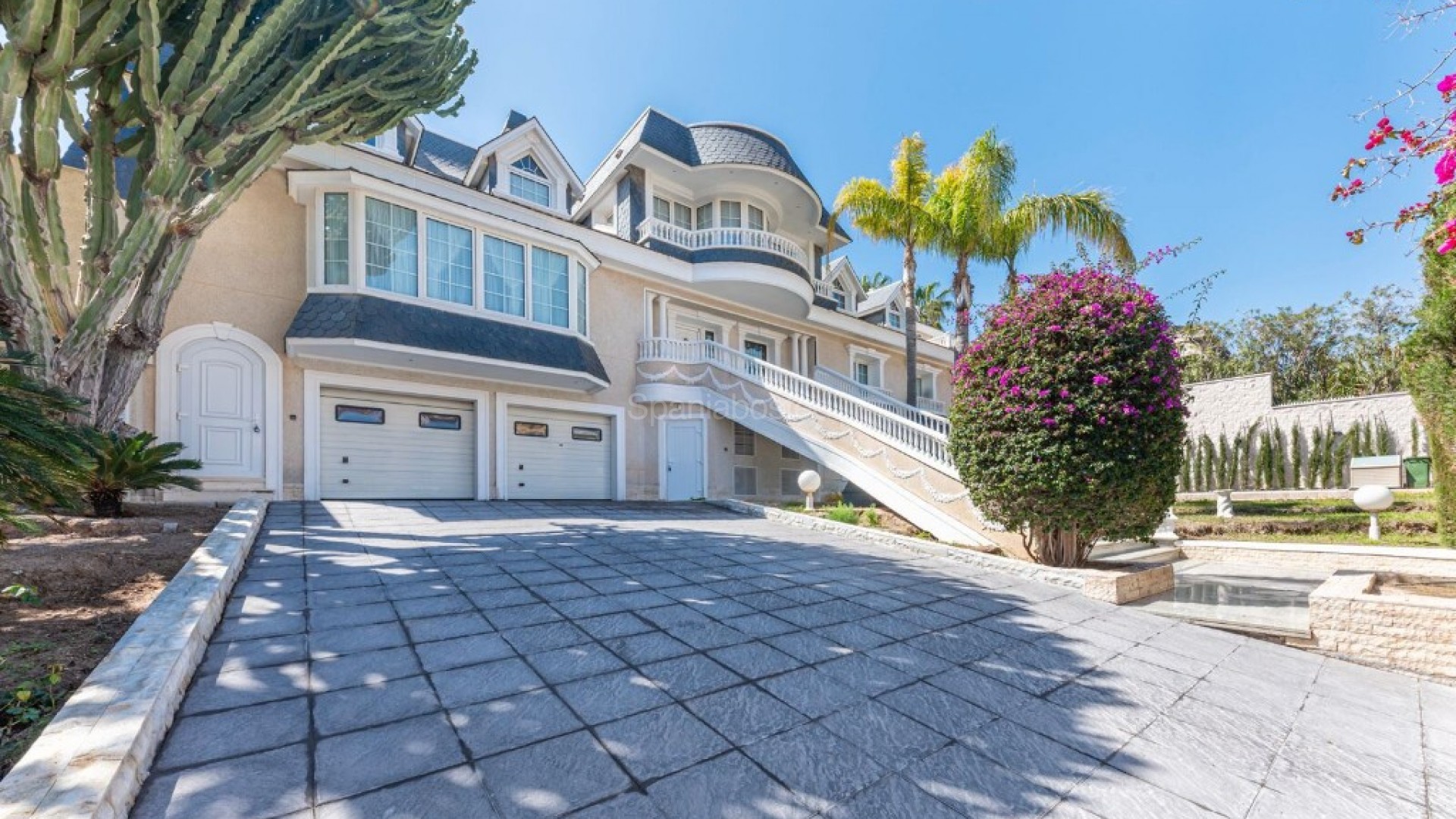 Resale - Villa -
Playa San Juan