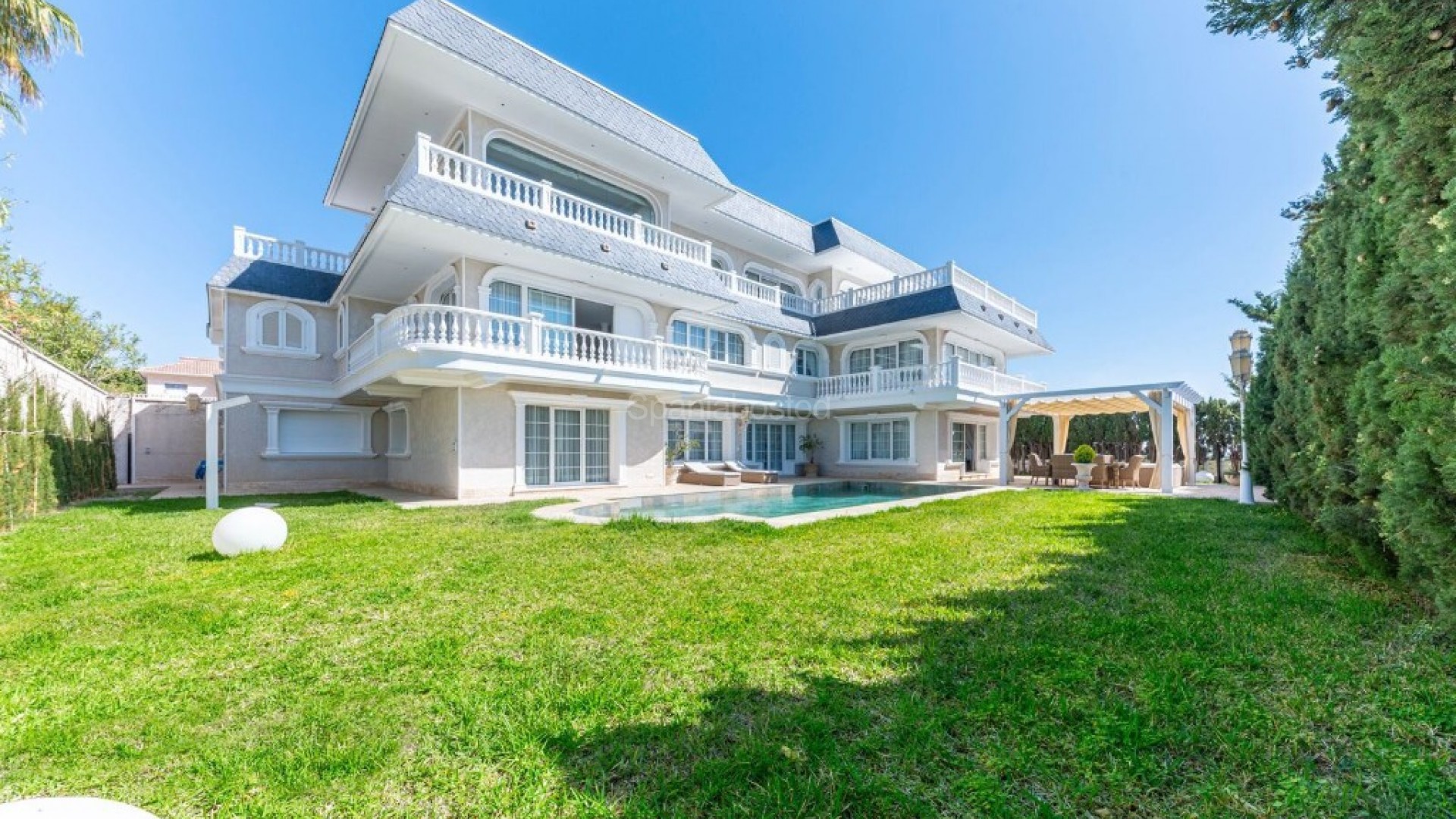 Resale - Villa -
Playa San Juan