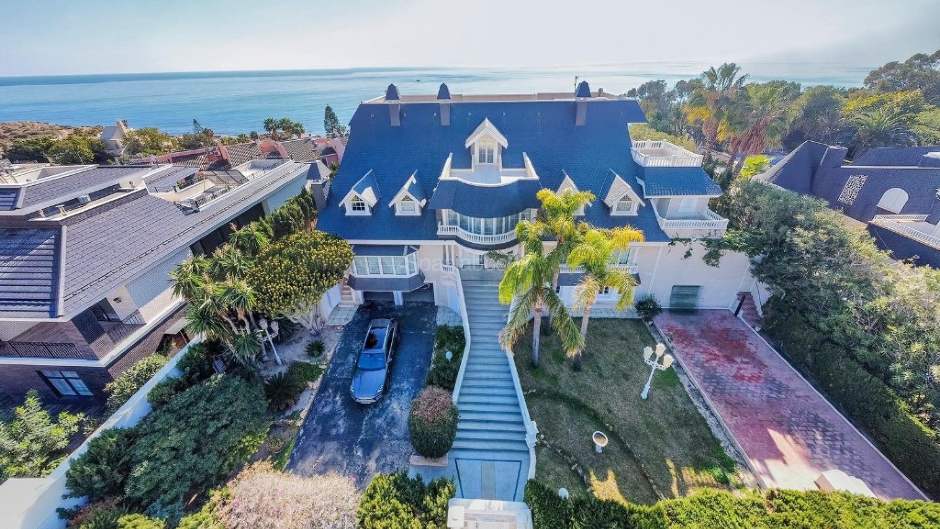 Resale - Villa -
Playa San Juan