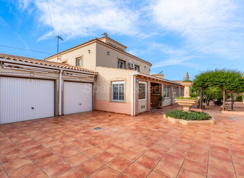 Resale - Villa -
Torrevieja