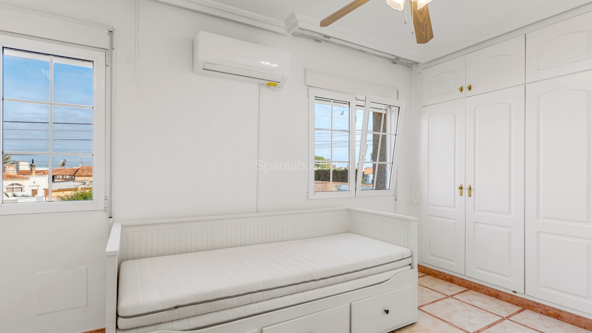 Resale - Villa -
Torrevieja