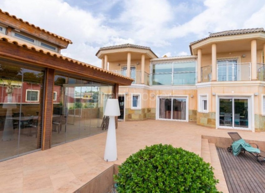 Resale - Villa -
Torrevieja