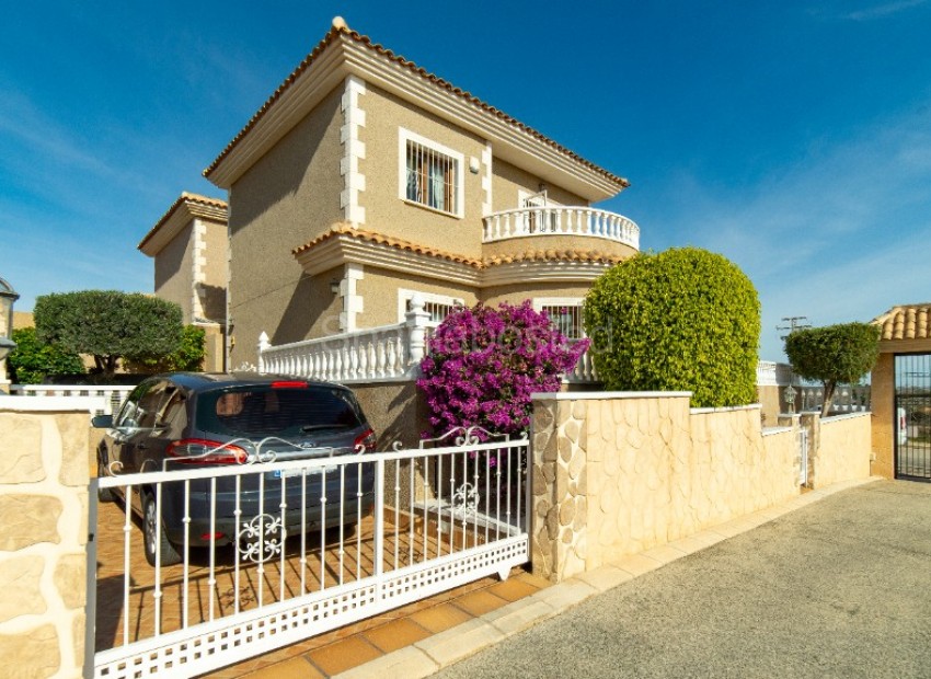 Segunda mano - Villa -
Torrevieja - Los Altos